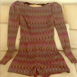 Backless short jumper w/ puff shoulders